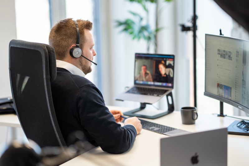 Julian Haase im Podcast-Studio mit Mikrofon