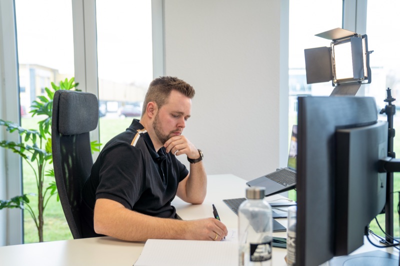 Julian Haase bei der Arbeit am Schreibtisch